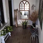 Domus Rubra كاستيلساردو