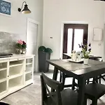 Domus Rubra كاستيلساردو